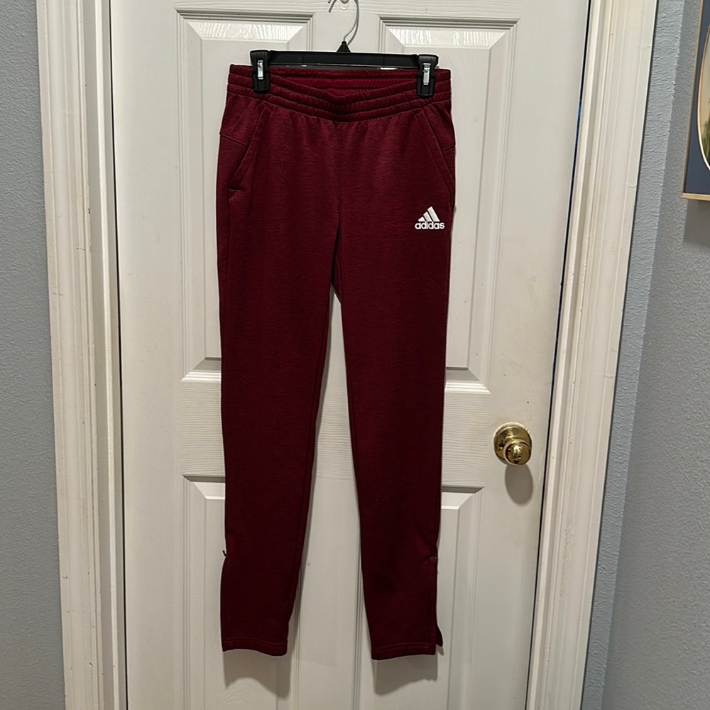 Men’s XS sweats Adidas maroon in color pockets